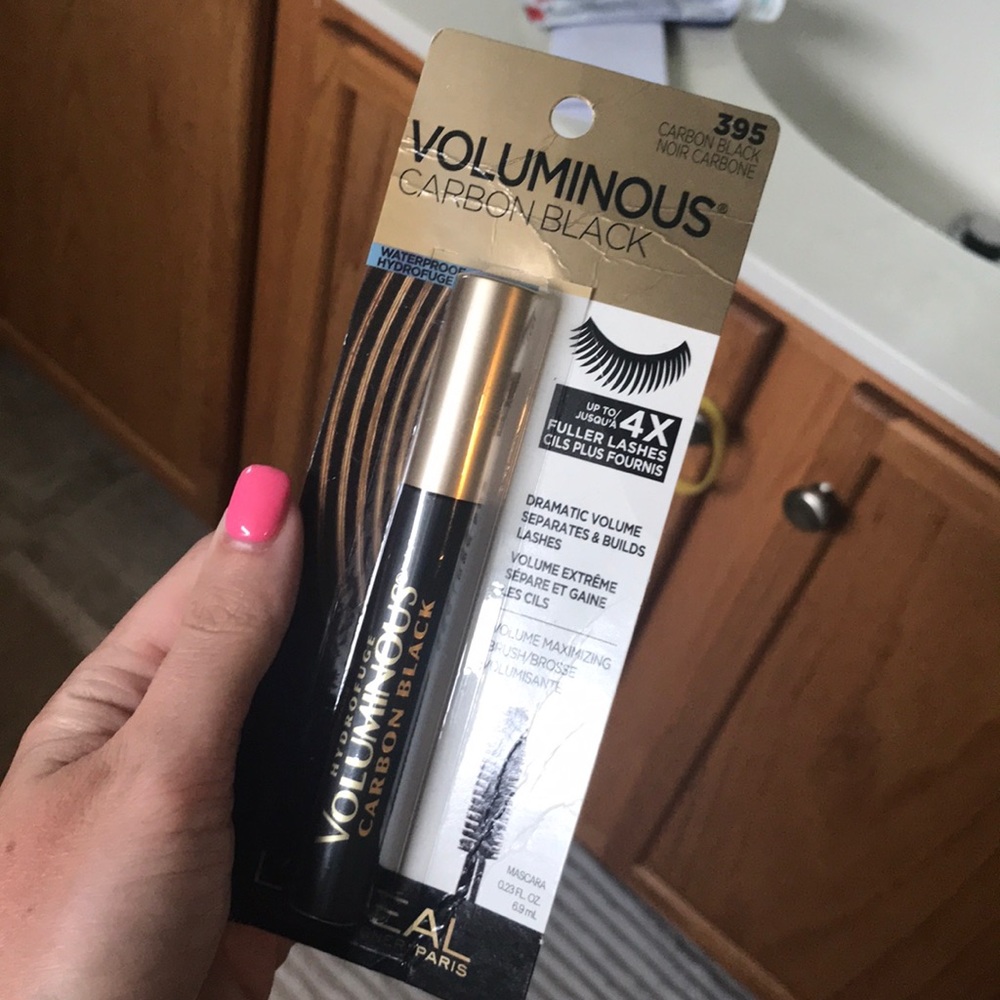 Voluminous carbon black waterproof mascara L’Oréal
